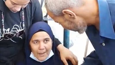 انهيار والدة فتاة المول قبل بدء أولى جلسات محاكمة المتهمين ووالدها: أثق بالقضاء المصري