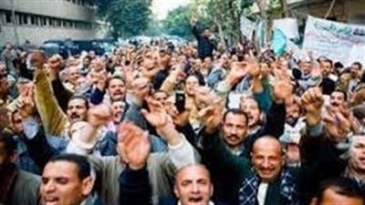 عمال يونيفرسال يواصلون احتجاجاتهم لليوم الـ 22 للمطالبة بمستحقاتهم