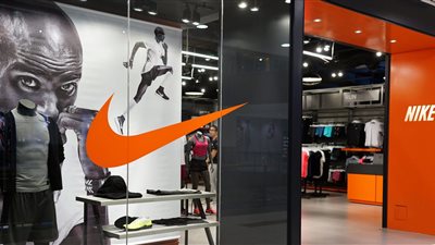 نايكي تعلن إغلاق 7 من متاجرها وتسريح أكثر من 100 موظف