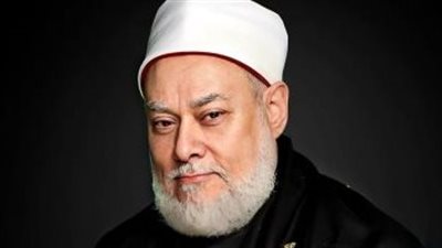 علي جمعة يثير الجدل: يجوز تقبيل زوج الأخت وخلع الحجاب أمامه في هذه الحالة