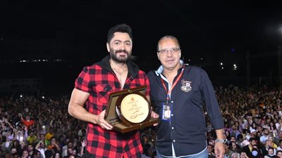 تامر حسني يحيي حفل تخرج طلاب جامعة فاروس بسموحة | صور