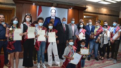 محافظ القليوبية يكرم عدد من المتفوقين دراسيًا ورياضيًا بمدرسة السلام في بنها
