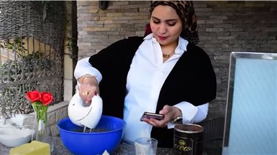 ريهام.. فتاة تترك الإعلام لاحتراف صناعة الحلويات وبيعها إلكترونيًا