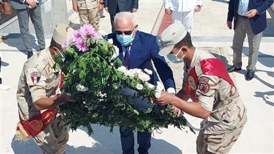 محافظ بورسعيد يضع إكليل من الزهور على قبر الجندي المجهول | صور