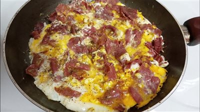 طريقة عمل بيض بالبسطرمة للشيف حسن.. وصفة سريعة ولذيذة