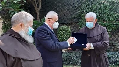 سفارة إيطاليا بالقاهرة تمنح الأب باتريك شاديني الكرملي وسام الفروسية 