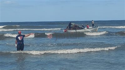 هيلا هيلا وصلي على النبي.. صيادو بورسعيد يتحدون الأمواج بحثا عن الرزق | صور وفيديو