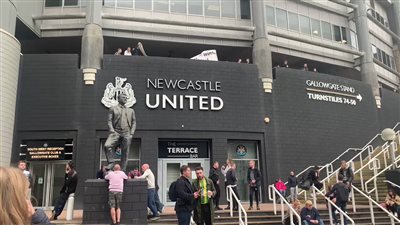 جماهير نادي نيوكاسل يونايتد: نحن سعوديين نفعل ما نريد | فيديو