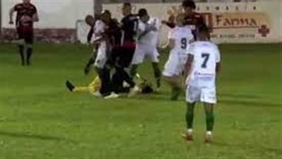 اتهام لاعب بمحاولة قتل حكم بالبرازيل بعدما ركله في رأسه | فيديو 