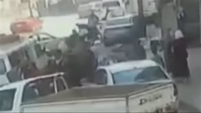 شاب يعتدي على فتاة في الشارع بالفيوم.. والأمن يتحرك سريعا ويلقي القبض على الجاني | فيديو