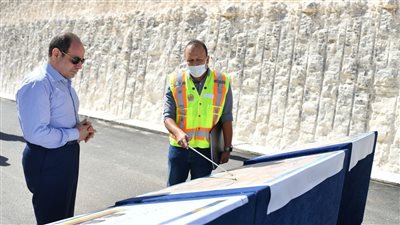 السيسي يتفقد العمل بامتداد طريقي وصلة أم القمر وخدمة المحاجر 