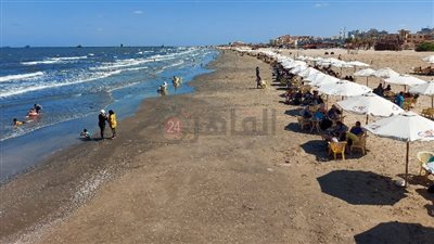 رغم إغلاقه.. إقبال كثيف على شاطئ بورسعيد | صور وفيديو