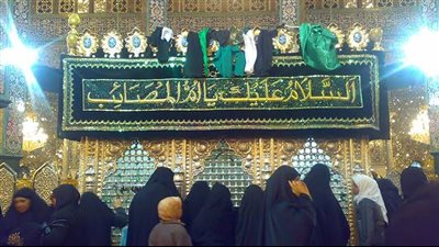 جمعهم حب أم العواجز.. زوار من أقاليم مختلفة يتباركون بضريح السيدة زينب