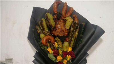 بوكيه محشي وفراخ.. زوج يحتفل بعيد ميلاد زوجته على طريقته الخاصة