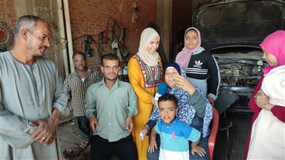 قصة كفاح.. أسرة قصار قامة تعمل في سمكرة السيارات بالمنوفية | صور وفيديو