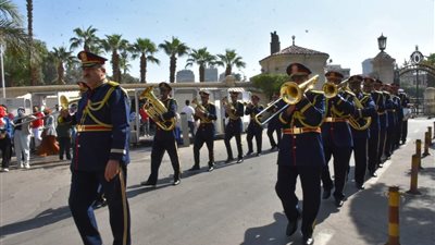 جامعة القاهرة تستقبل طلابها بموسيقى الشرطة في أول أيام العام الدراسي الجديد