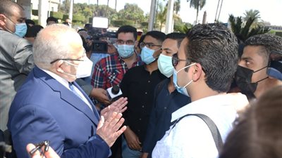رئيس جامعة القاهرة يحاور طلاب الجامعة في أول أيام الدراسة