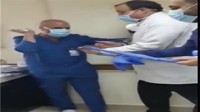 وصول طبيب واقعة السجود للكلب لحضور جلسة النطق بالحكم| فيديو