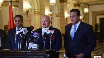 وزير التعليم العالي يشارك الطلاب في تنس الطاولة بجولة تفقدية بجامعة القاهرة