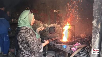 أول حدادة بكفر الشيخ: علمت جوزي الصنعة عشان منمدش إيدينا لحد