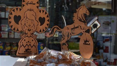 العروسة والحصان الخشب.. بديل حلاوة المولد في زمن كورونا| صور وفيديو