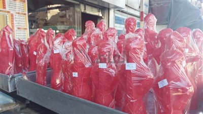 من 10 إلى 55 جنيها.. شاب يبيع العروسة والحصان الحلاوة في بورسعيد: الأزواج أكثر إقبالا | صور وفيديو