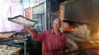 عم أحمد صاحب أقدم فرن أسماك بالسويس يكشف تفاصيل مهنته | صور وفيديو 