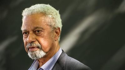 أين كان عبد الرزاق جرنة عندما علم بفوزه بنوبل ولماذا يكتب بالإنجليزية؟