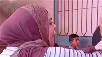 طلاب أولى ابتدائي خرجوا قبل موعدهم.. إغماءات واشتباكات بين أولياء أمور مدرسة بالإسكندرية