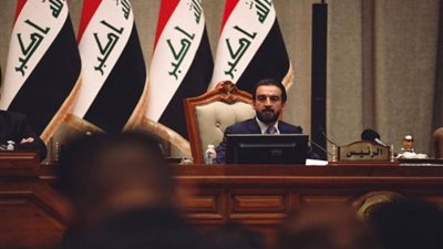 البرلمان العراقي يعود للانعقاد بعد انقطاع.. ويصوت على استقالة رئيسه