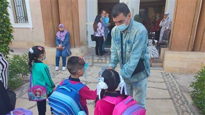 بـ كواشف الحرارة والكمامات.. انطلاق العام الدراسي الجديد بالشرقية | صور وفيديو