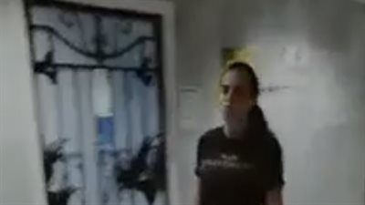 طبيبة تتعدى على مواطن بألفاظ نابية بمستشفى الغردقة| فيديو