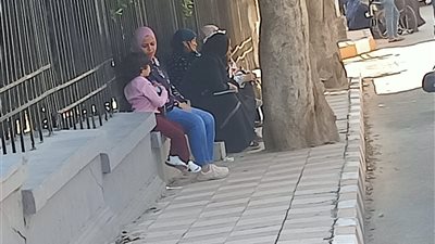 أولياء الأمور ينتظرون أبنائهم أمام المدراس بالمنيا| صور