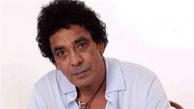 تخرج من الفنون التطبيقية وبكى أمام يوسف شاهين.. سطور من حياة محمد منير في عيد ميلاده