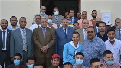 نائب رئيس جامعة الأزهر يشارك مراسم تحية العلم ويوزع الهدايا على الطلاب