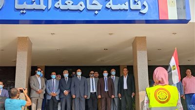 رئيس جامعة المنيا يتقدم تحية العلم مع الطلاب في أول يوم دراسي
