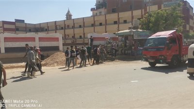 في أول أيام الدراسة.. هروب طلاب من مدرسة للثانوية العامة قفزًا من الأسوار بالمنوفية | صور وفيديو
