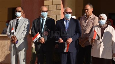 محافظ بورسعيد يُعنف طالبًا: هل بلدنا متستحقش نقف دقيقة نحييها هي وشهداءنا؟