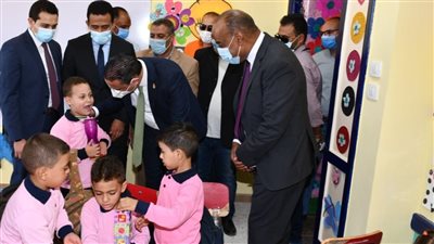 على عكس الدقهلية.. طفل يمزح مع محافظ الفيوم.. والأخير يطمئنه داخل مدارس «حياة كريمة» |صور