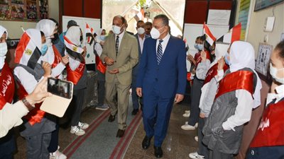 محافظ سوهاج يتفقد انتظام سير العمل بالمنظومة التعليمية