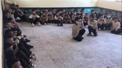 إقالة مدير مدرسة بسبب جلوس التلاميذ على الأرض دون مقاعد في القليوبية