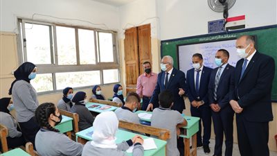 رضا حجازي يتابع سير العملية التعليمية في بداية العام الدراسي الجديد