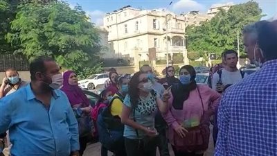 أولياء أمور يستغيثون بسبب قرار مفاجئ بنقل أبنائهم من مدرسة لأخرى