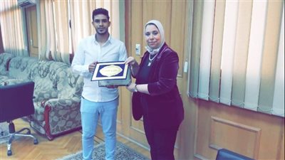 أعاد 20 ألف جنيه لصاحبها.. عميد تجارة كفر الشيخ تُكرم الطالب الأمين إسلام عبد الله