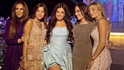 عامر منيب يحضر خطوبة إبنته مريم.. رقص وغناء على أنغام جيت على بالي (فيديو)