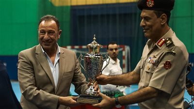 تسليم كأس شهداء أكتوبر للفريق الفائز في احتفالية الأهلي بذكرى النصر | صور