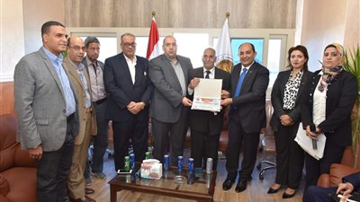 حزب الشعب الجمهوري بسوهاج يُكرم أبطال حرب أكتوبر وعدد من أسر الشهداء