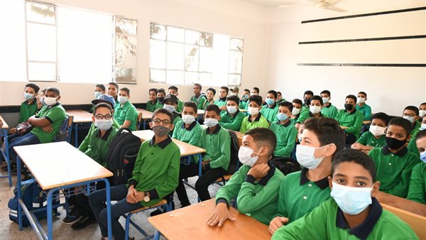 طلاب مدارس قنا بالكمامات