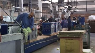 بعد توقيع الاتفاقية.. القاهرة 24 ينشر الصور الأولى لـ عمال يونيفرسال بعد عودتهم للعمل | خاص