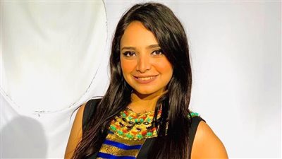 حبيبة حاتم تعيد أغنية وردة حلوة بلادي السمرا في حفل أكاديمية الفنون